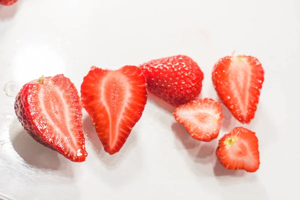 Veel Rode Rijpe Lekkere Aardbeien Liggen Een Witte Achtergrond — Stockfoto