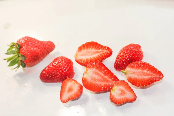 Veel Rode Rijpe Lekkere Aardbeien Liggen Een Witte Achtergrond — Stockfoto