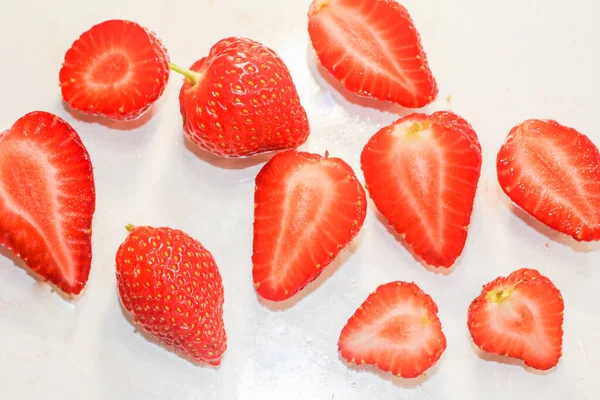 Veel Rode Rijpe Lekkere Aardbeien Liggen Een Witte Achtergrond — Stockfoto