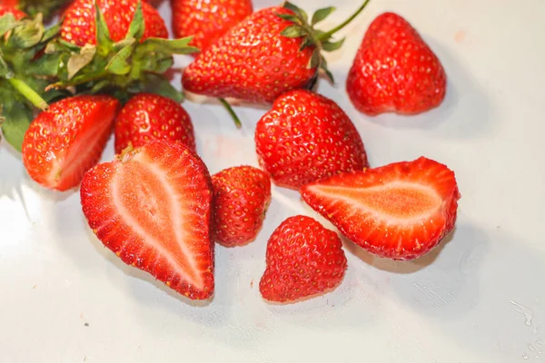 Veel Rode Rijpe Lekkere Aardbeien Liggen Een Witte Achtergrond — Stockfoto