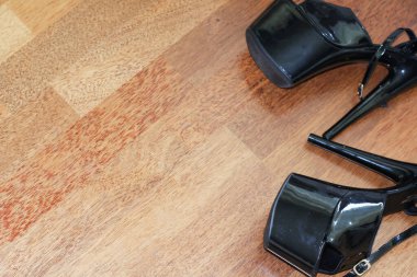 Beyaz arka planda siyah deri şeritler / yüksek topuklu ayakkabılar