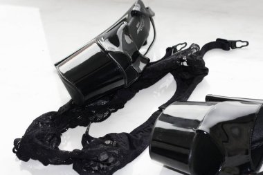 Beyaz arka planda siyah deri şeritler / yüksek topuklu ayakkabılar