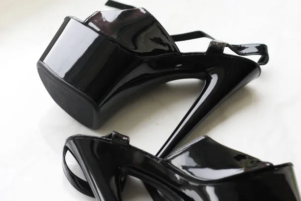 Beyaz Arka Planda Siyah Deri Şeritler Yüksek Topuklu Ayakkabılar — Stok fotoğraf