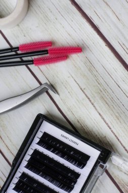 Beyaz ışık arkaplanındaki Lashmaker araçları