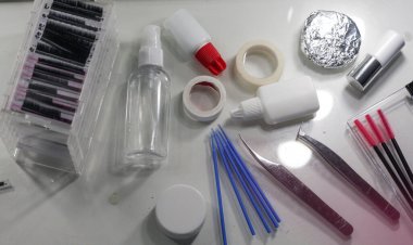 Beyaz ışık arkaplanındaki Lashmaker araçları