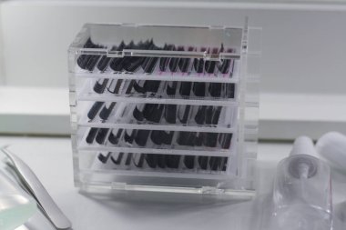 Beyaz ışık arkaplanındaki Lashmaker araçları