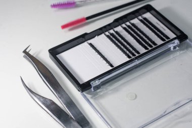 Beyaz ışık arkaplanındaki Lashmaker araçları