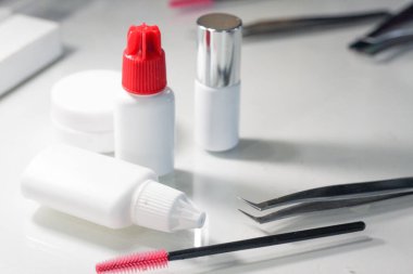 Beyaz ışık arkaplanındaki Lashmaker araçları