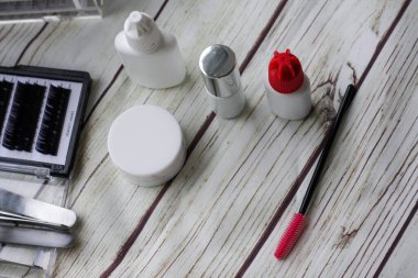 Beyaz ışık arkaplanındaki Lashmaker araçları