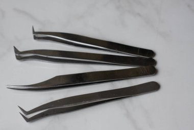 Beyaz ışık arkaplanındaki Lashmaker araçları