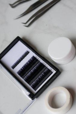 Beyaz ışık arkaplanındaki Lashmaker araçları