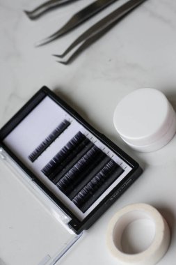 Beyaz ışık arkaplanındaki Lashmaker araçları