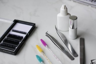 Beyaz ışık arkaplanındaki Lashmaker araçları