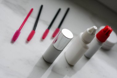 Beyaz ışık arkaplanındaki Lashmaker araçları