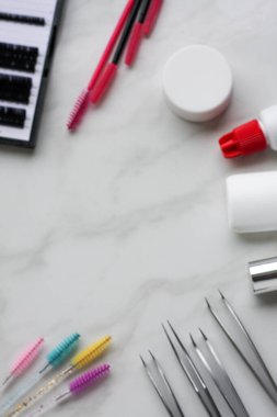 Beyaz ışık arkaplanındaki Lashmaker araçları