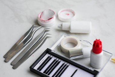 Beyaz ışık arkaplanındaki Lashmaker araçları