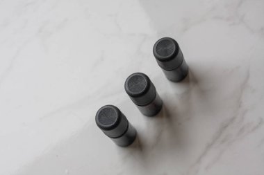 Su olsun ya da olmasın, arka planda plastik şişeler var.