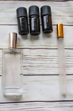 Dekorasyonlu parfüm ve beyaz arka planda küçük şişeler.