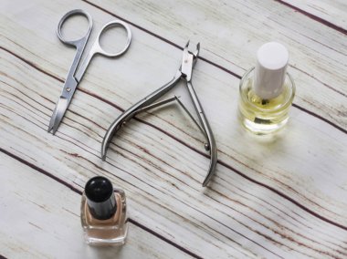 Saç bandında manikür seti (dosyalar, tırnak yağı, tırnak makası, cımbız, meme uçları, vernik, çıkarıcı) için tüm araçlar