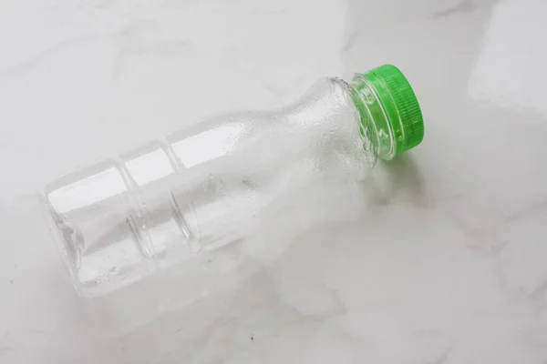 Butelki Plastikowe Jasnym Tle Wodą Bez Wody — Zdjęcie stockowe