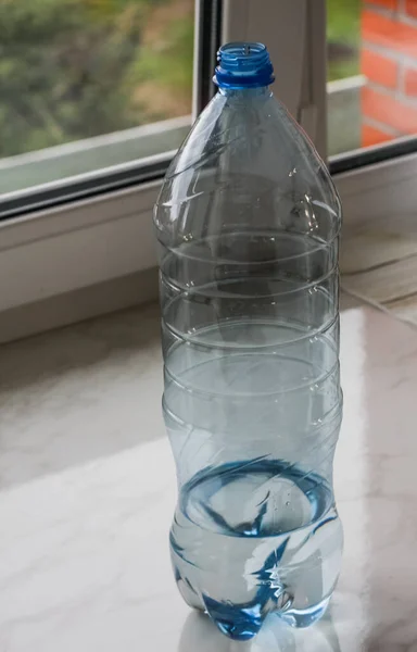 Butelki Plastikowe Jasnym Tle Wodą Bez Wody — Zdjęcie stockowe
