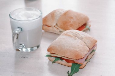 Peynirli mayonez salatasıyla çok lezzetli bir sandviç! Kahvaltı için harika.