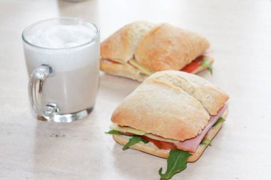 Peynirli mayonez salatasıyla çok lezzetli bir sandviç! Kahvaltı için harika.