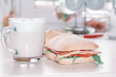 Peynirli mayonez salatasıyla çok lezzetli bir sandviç! Kahvaltı için harika.