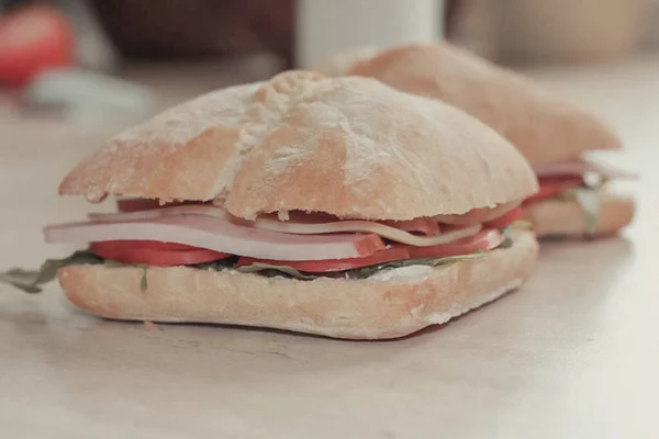 Muy Sabroso Sándwich Con Queso Ensalada Mayonesa Jamón Ideal Para — Foto de Stock