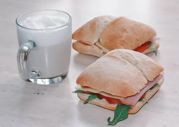 Mycket Välsmakande Smörgås Med Ostskinkmajonnäs Sallad Perfekt Till Frukost — Stockfoto