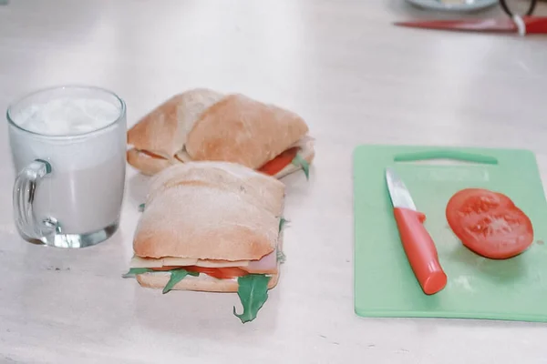 Sehr Leckeres Sandwich Mit Käse Schinken Mayonnasalat Ideal Zum Frühstück — Stockfoto