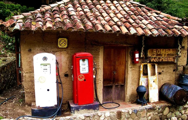 Los Aleros, Merida Eyaleti, Venezuela 'da bulunan eski hizmet ve yakıt istasyonu