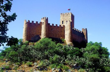 Rio Tejo Portekiz kıyılarındaki Tapınak Şövalyesi Almourol Kalesi