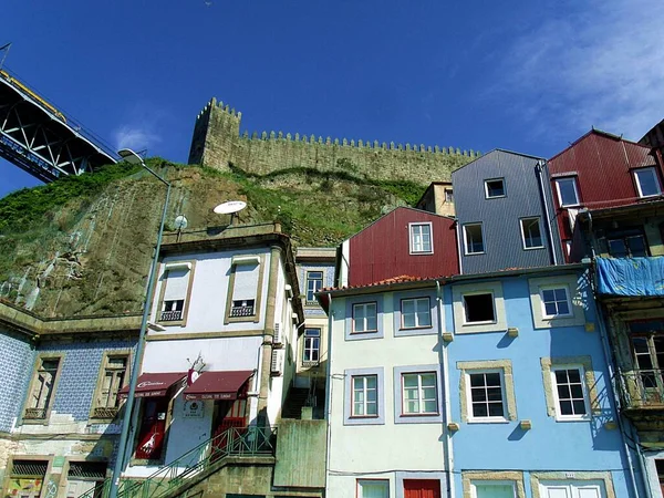 Portekiz 'in Porto şehrinin Porto şehrinin alt kısımlarında ve kalenin bazı kısımlarında evler bulunmaktadır. 