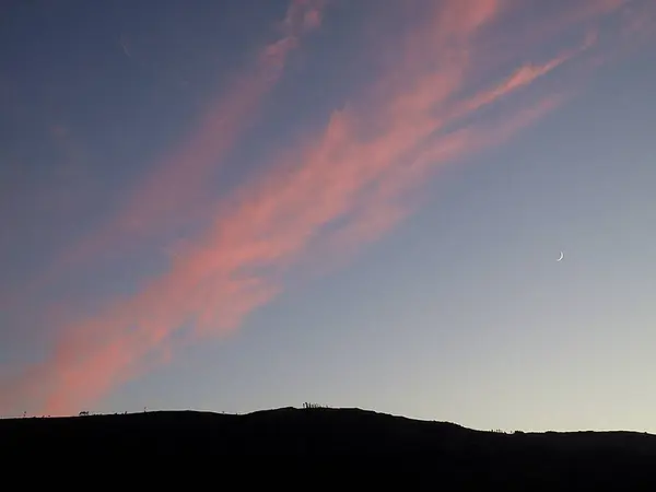 Portekiz 'in orta kesimindeki Sierras de Aire y Candieiros doğal parkının dağlarında gün batımı