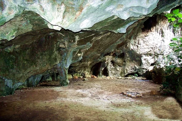 Orta Portekiz 'deki Sierra de Santo Antonio' da yer alan Cueva del Cerezo