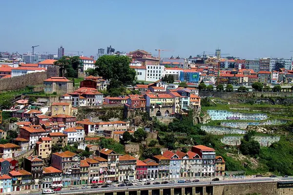 Porto 'nun doğusu Gaia Portekiz' de Douro nehrinin diğer tarafından görüldü.