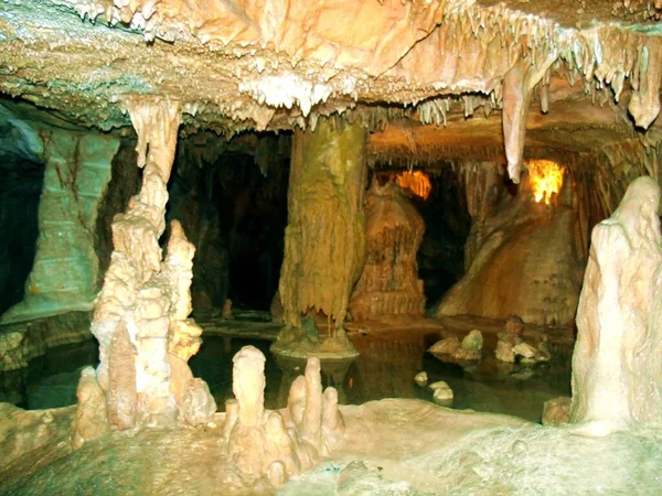 Orta Portekiz 'deki Alvados mağarasının göl ve kaya oluşumları