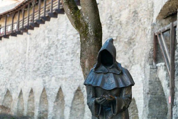 La scultura in bronzo dei monaci al Giardino dei Re danesi nel centro storico di Tallinn. — Foto Stock