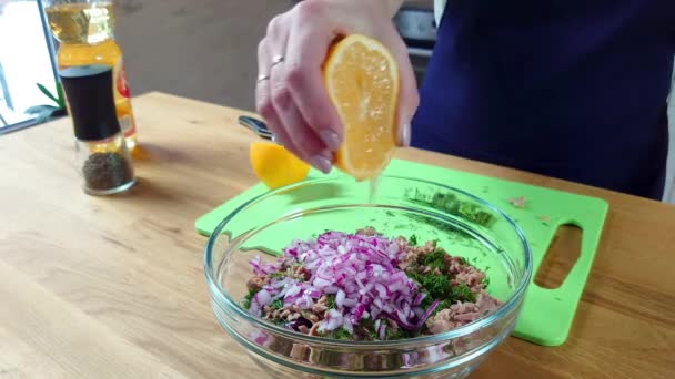 Žena ruka kuchař, mačkat čerstvý citron dělat čerstvý zeleninový salát. — Stock video