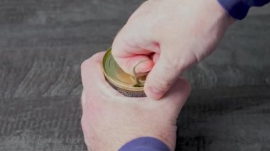 Erkek eli yeşil zeytinlerle kavanozu açar. Sağlıklı yiyecekler, sağlıklı yiyecekler.