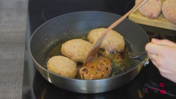 Cutlet σε ένα τηγάνι, η αρχή της διαδικασίας μαγειρέματος. Ζουμερές νόστιμες κοτολέτες — Αρχείο Βίντεο