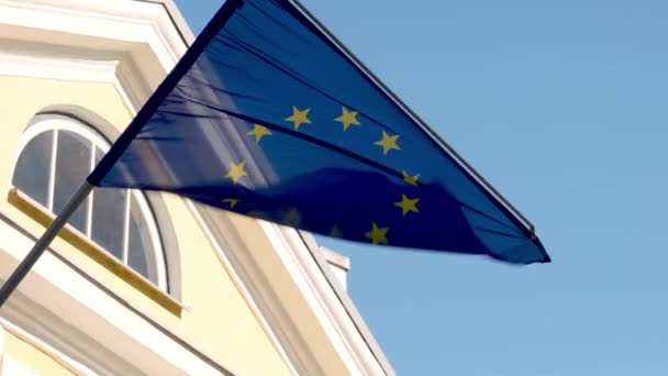 Прапор Європи 2021 року на вершині будівлі. прапор на вітрі — стокове відео