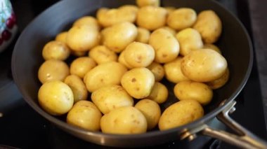 Tavada pişmeye hazır taze patates..