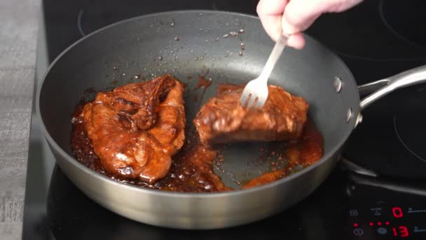 Varkenssteaks bakken. biefstuk gebakken in een pan close-up. Bakpan gebakken biefstuk. — Stockvideo