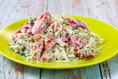 Yeşil tabakta sağlıklı bir hayat için taze sebze salatası.