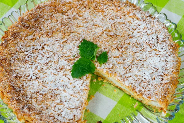 Tarte au yaourt à base de pâte saupoudrée de feuilles de menthe sur un plateau — Photo