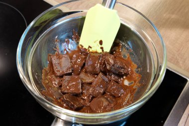 Çikolata eritme sürecinin en iyi görüntüsü. Çikolatalı pasta pişirmek için gerekli malzemeler.