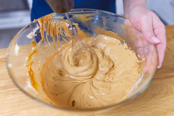 El proceso de hacer crema para pastel de chocolate. —  Fotos de Stock