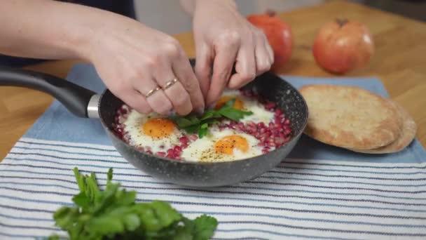 Proces van koken Traditionele Azerbeidzjaanse keuken granaatappel met ei narnumru, bovenaanzicht — Stockvideo